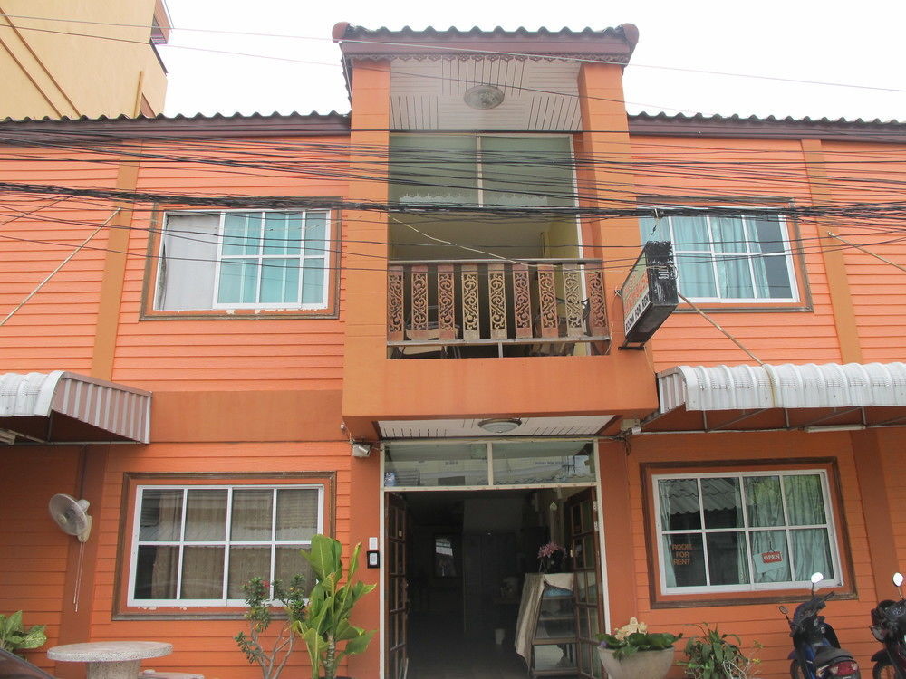 Aura House Hotel Pattaya Exterior photo