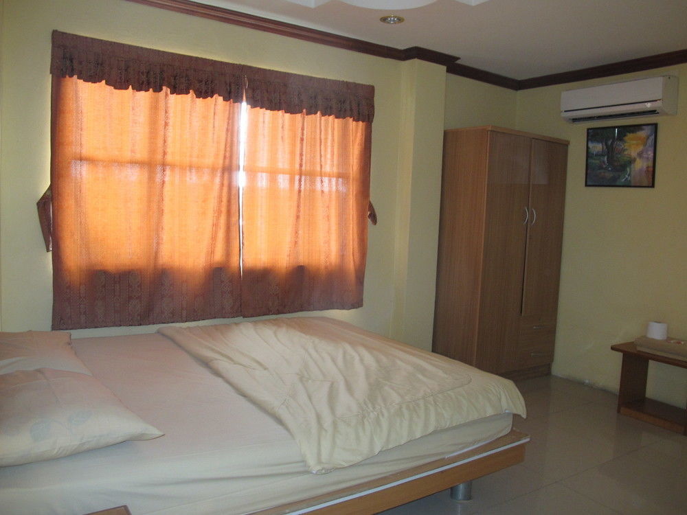 Aura House Hotel Pattaya Exterior photo
