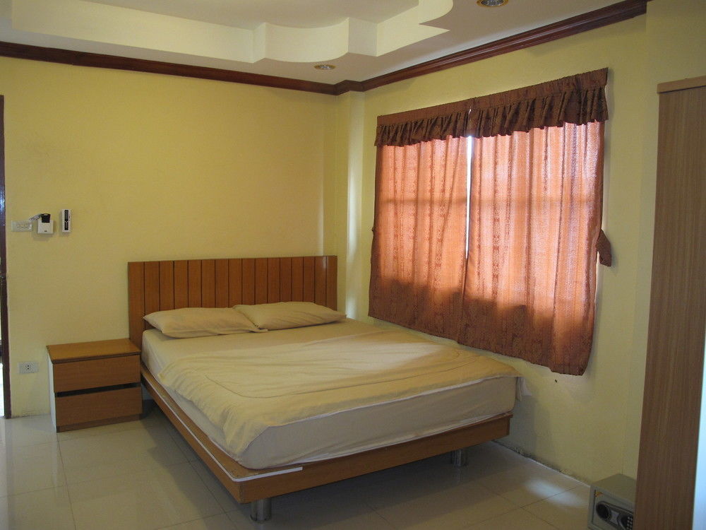 Aura House Hotel Pattaya Exterior photo
